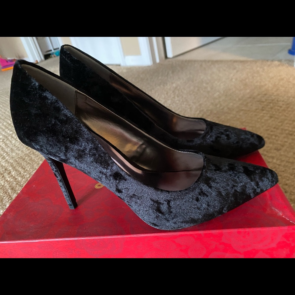 Velvet pumps